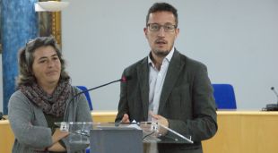 El regidor d'Olot Estanis Vayreda i la tècnica Consol Prados a la presentació de la diganosi del PIAM