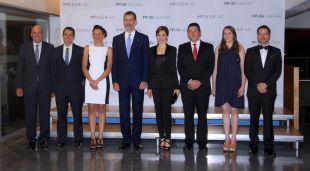 Foto de família dels reis d'Espanya, Felip VI i Letizia, acompanyats dels guardonats amb els Premis FPdGi 2015
