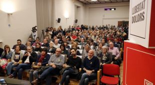 L'aula magna de la Casa de Cultura durant l'acte de la UGT per reclamar la llibertat de Dolors Bassa