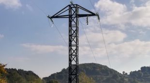 La línia aèria d'alta tensió que s'ha renovat a Santa Pau (Garrotxa)