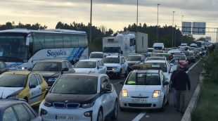 Els vehicles aturats a l'N-II a Riudellots de la Selva