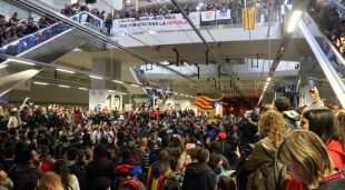 Els manifestants damunt la via del TAV a Girona