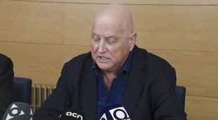 L'alcalde d'Olot, Josep Maria Corominas, anunciant el trencament