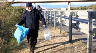 Un instant de la neteja que una desena de persones ha fet als vorals de l'AP-7 a Borrassà