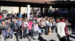 Els assistents a l'acte, avui a la plaça Porxada