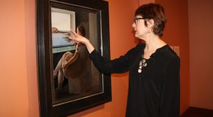 La comissària Montse Aguer davant el retrat 'Figura de perfil' que el Museu Dalí exposa