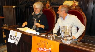 Els regidors d'ERC a l'Ajuntament de Girona han penjat cartells davant dels seus seients demanant la llibertat dels presos polítics