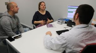 Una parella d'Olot durant l'entrevista amb el metge encarregat d'avaluar els riscos mediambientals durant l'embaràs