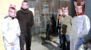 Membres de la plataforma Salvem l'Empordà de purins a Figueres on han presentat al·legacions