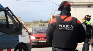 Un agent dels Mossos d'Esquadra d'esquena, desplegat al barri gitano de Figueres
