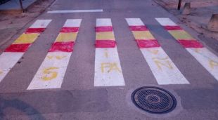 Un pas de vianants pintat pels espanyolistes