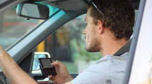 Un conductor enviant un missatge de text en plena conducció