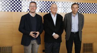 L'alcalde d'Olot, Josep Maria Corominas, al mig i acompanyat dels dos primers tinents d'alcalde, Pep Berga i Estanis Vayreda