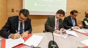L'acte de signatura entre representants de la Diputació de Girona i la fundació Obra Social "la Caixa"