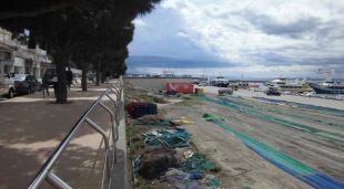 La zona del port pesquer de Roses on s'actuarà per allargar el passeig i crear un mirador
