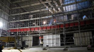 La gran bastida que s'ha instal·lat a la sala principal de l'antic cinema 'Las Vegas' per reformar-lo