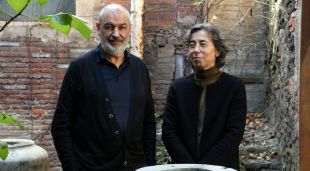 Ramon Vilalta i Carme Pigem a la seu del despatx RCR Arquitectes