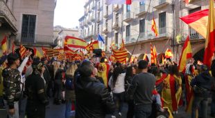 Els manifestants davant de l'Ajuntament de Girona cridant consignes contra la independència
