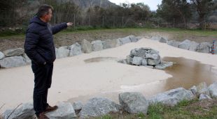 L'alcalde del Port de la Selva, Josep Maria Cervera, mostrant una de les basses d'infiltració