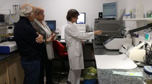 Representants de la Fundació Oncolliga amb una treballadora del Trueta que els mostra un dels aparells adquirits