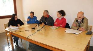 Els regidors a la dreta i la secretària de Setcases aquest 1 de desembre del 2017 durant la moció de censura
