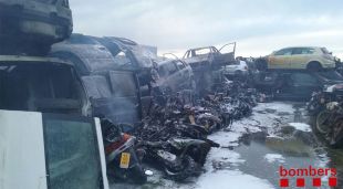 El grup de vehicles calcinats en la deixalleria de Santa Llogaia d'Àlguema