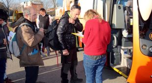 Un jove entrant en un dels autobusos que va a la manifestació de Brussel·les