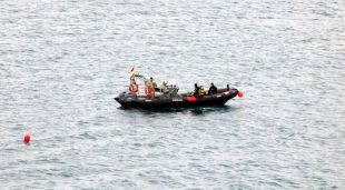 Una de les embarcacions de la Guàrdia Civil amb bussejadors buscant el submarinista desaparegut