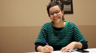 La candidata de la CUP a Girona, Natàlia Sànchez, a l'interior de la seu que la formació té a Figueres