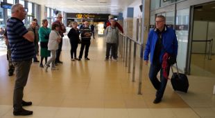 Viatgers arribant a l'Aeroport de Girona (arxiu)