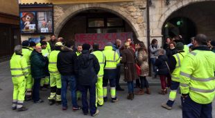 Una protesta dels treballadors municipals de l'Ajuntament de Torroella on es poden veure els llaços grocs i la pancarta (arxiu)