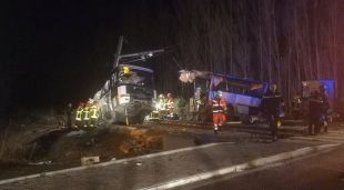 Imatge de l'autobús escolar que ha xocat contra un tren a Millars, a la Catalunya Nord, provocant almenys 4 morts i 24 ferits greus