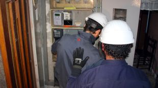 Operaris d'Endesa treballant en una operació contra el frau elèctric el setembre de 2017