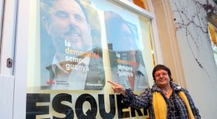 La cap de llista d'ERC per Girona al 21-D, Dolors Bassa, ahir al costat d'un cartell electoral