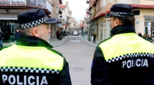 Dos agents de la Policia Local de Blanes vigilant el carrer Ample de la ciutat
