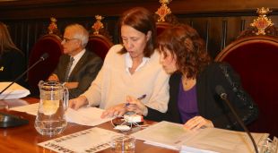 L'alcaldessa de Girona, Marta Madrenas, parla amb la tinenta d'alcaldia d'Hisenda i Règim Interior, Maria Àngels Planas