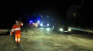 Les restes de l'accident mortal a La Pera amb operaris treballant