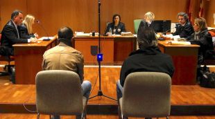 Els dos atracadors, Salvador Fons i Bernardo Gallegos, a la sala de vistes del Jutjat Penal 1 de Girona