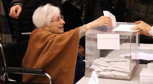 Una senyora diposita el vot a l'urna a l'Escola industrial a Barcelona