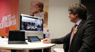 Carles Puigdemont seguint la jornada electoral des del centre de convencions de Brussel·les