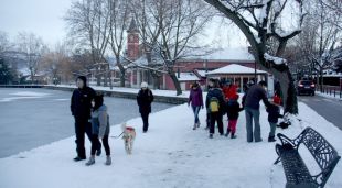 Un grup de persones passejant per l'estany de Puigcerdà
