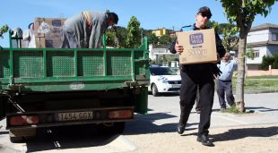 El camió de la brigada carregat de garrafes d'aigua per als veïns de Residencial Park (arxiu)