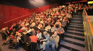 Espectadors en l'espectacle de Dani Candelas a Blanes