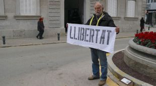 En Josep, veí de Porqueres, que avui ha iniciat un acte reivindicatiu per demanar l"alliberament dels presos polítics"