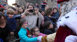 Una infant donant la mà al rei Melcior