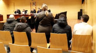 D'esquenes, els cinc membres del clan acusat de traficar amb marihuana, cocaïna i heroïna al judici