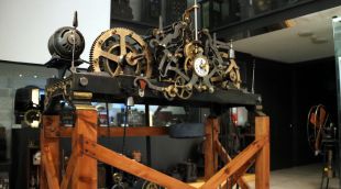L'antic rellotge de l'església de Sant Pere de Figueres que el Museu de la Tècnica ha restaurant