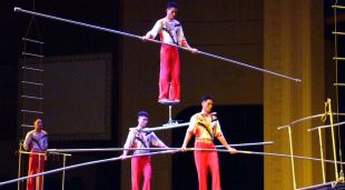 Una de les acrobàcies del circ de Corea del Nord