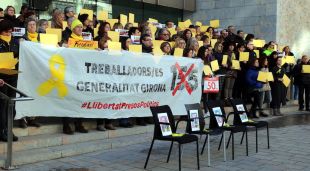 Un moment de la xiulada davant la Generalitat de Girona