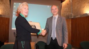 La filla de Joan Ferraté, Amalia Zimmermann, dona la mà al rector de la UdG, Joaquim Salvi,